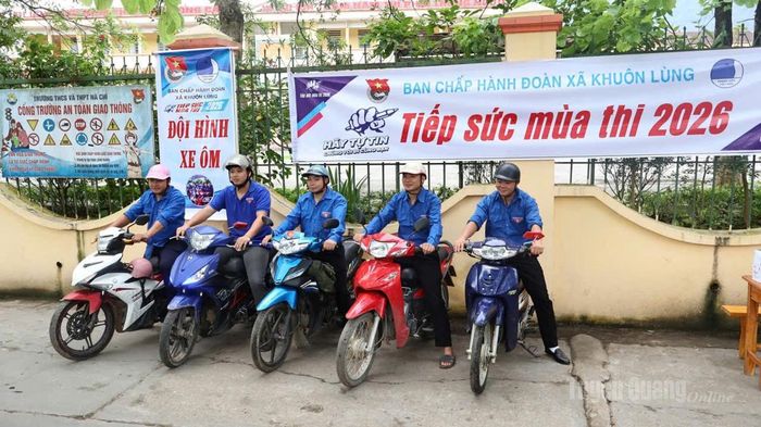 Đội hình xe ôm do Đoàn thanh niên xã Khuôn Lùng sẵn sàng hỗ trợ các sĩ tử tại điểm thi Trường THCS & THPT Nà Chì. Ảnh: Văn Long