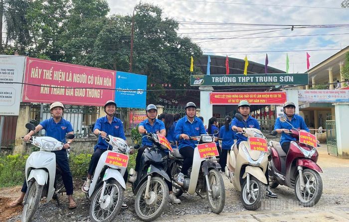 Chuyến xe 0 đồng của Đoàn thanh niên xã Trung Sơn đưa đón thí sinh đến điểm thi trường THPT Trung Sơn - Ảnh: Minh Thủy