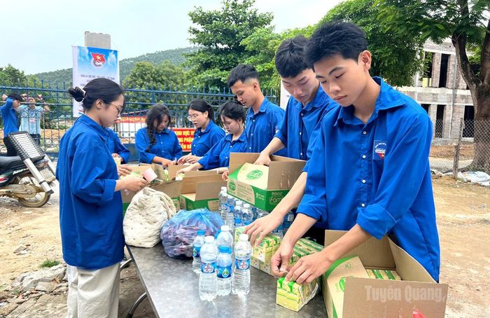 Đoàn thanh niên trường THPT Sơn Nam chuẩn bị đồ uống cho thí sinh tham gia thi tốt nghiệp tại trường: Ảnh: Trang Tâm