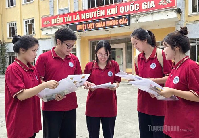 Các thí sinh Trường THPT Tân Trào, phường Minh Xuân tham dự kỳ thi. Ảnh: Huy Hoàng