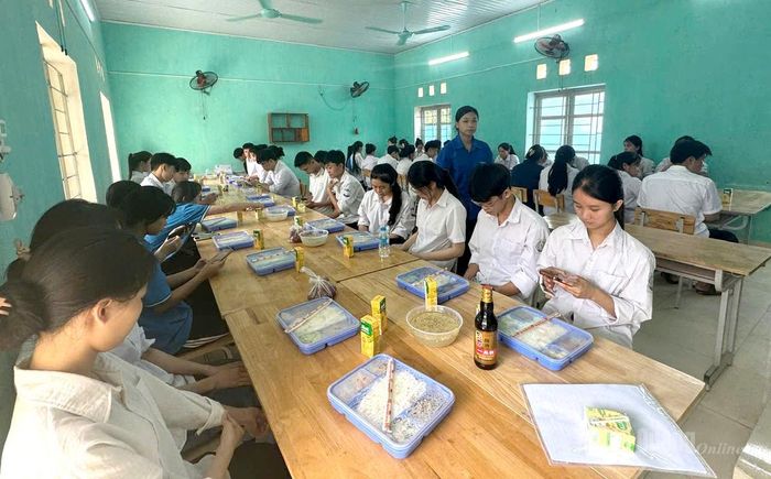 Các em học sinh thi tại điểm trường THPT Trung Sơn được ăn những suất cơm miễn phí. Ảnh: Minh Thủy