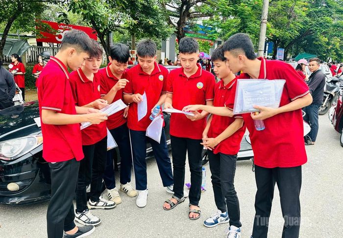 Các em học sinh tại điểm thi trường THPT Nguyễn Văn Huyên trao đổi sau khi kết thúc giờ thi môn Ngữ văn. Ảnh: Hải Hương
