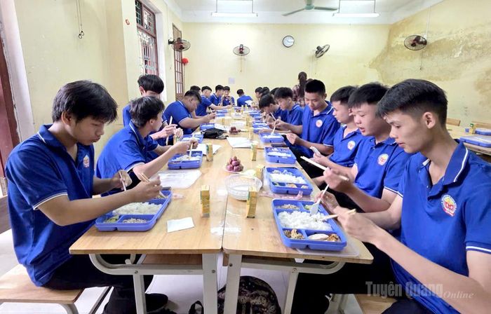 Các thí sinh Trung tâm Giáo dục thường xuyên Tuyên Quang dùng bữa trưa miễn phí sau khi hoàn thành bài thi đầu tiên - Chương trình do Tỉnh đoàn phối hợp với Giáo hội phật giáo tỉnh và các nhà hảo tâm tài trợ. Ảnh: Huy Hoàng