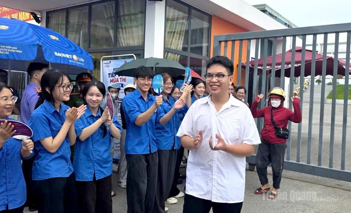 Thí sinh đầu tiên tại điểm thi Trường THPT Chuyên Tuyên Quang đã hoàn thành môn thi đầu tiên. Ảnh Quốc Việt.