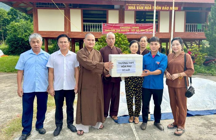 Các suất cơm miễn phí được nấu tại Nhà văn hóa thôn Bảo Ninh, xã Yên Nguyên được giao cho các điểm trường. Ảnh: Hoàng Trang