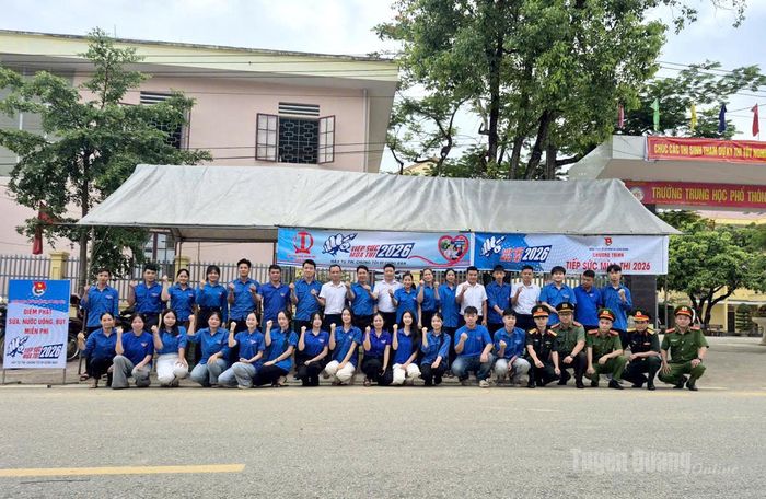 Đội hình tham gia tiếp sức mùa thi tại Điểm thi trường THPT Xuân Giang. Ảnh: Mộc Lan.