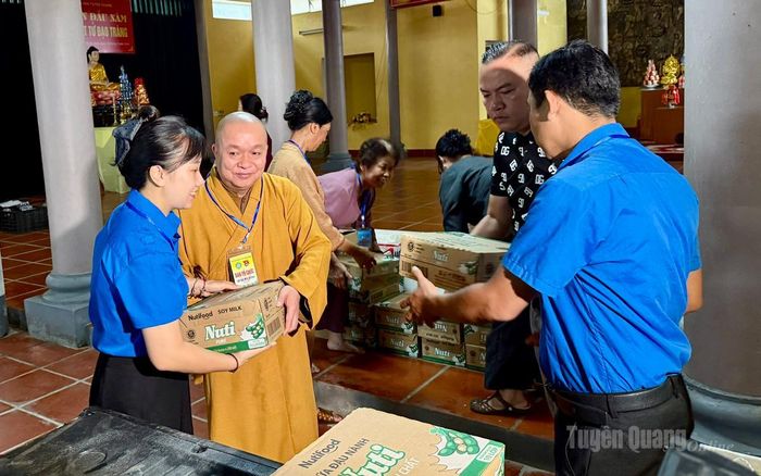 Nhu yếu phẩm phục vụ những bữa cơm miễn phí tại các điểm thi cho các em học sinh được Ban trị sự Giáo hội Phật giáo tỉnh phân phát tại các điểm thì từ sớm. Ảnh: Minh Thủy