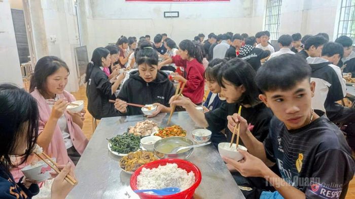 Đoàn thanh niên xã Xín Mần tổ chức chương trình "suất cơm tình nguyện" hỗ trợ thí sinh tại điểm thi Trường THCS & THPT Xín Mần. Ảnh: Văn Long