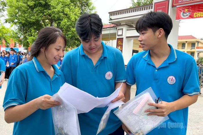 Thí sinh điểm thi trường THPT Ỷ La hoàn thành môn thi đầu tiên. Ảnh: Thúy Nga