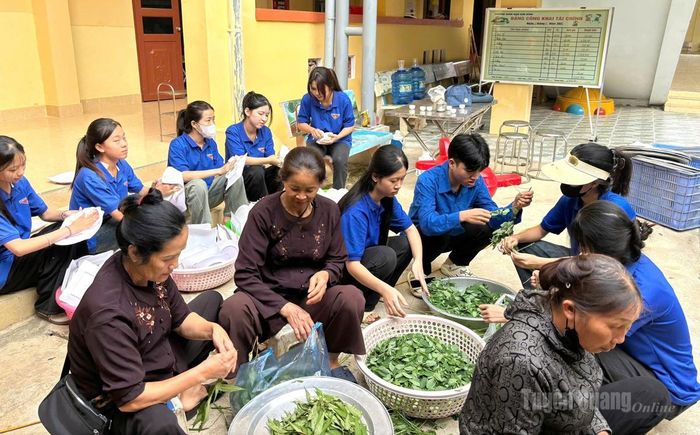 Tình nguyện viên xã Tri Phú, Kim Bình hỗ trợ chuẩn bị suất ăn miễn phí cho các thí sinh tại điểm thi trường THPT Kim Bình. Ảnh: Bàn Thanh