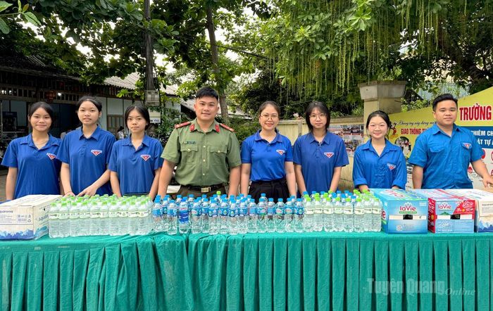 Đoàn viên, thanh niên, lực lượng công an xã Minh Quang tiếp sức mùa thi tại điểm thi trường THPT Minh Quang. Ảnh: Minh Hoa