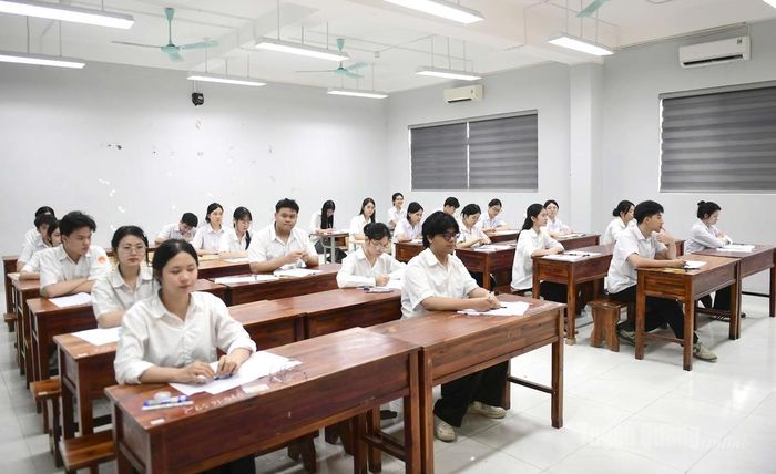 Thí sinh tại điểm thi Trường THPT Chuyên Tuyên Quang trước lúc chuẩn bị làm bài thi. Ảnh Quốc Việt.