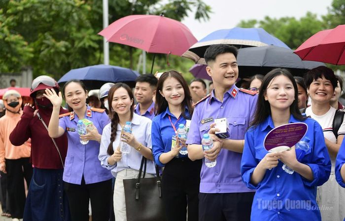 Lực lượng Đoàn Thanh niên tham gia tiếp sức mùa thi và phụ huynh đón thí sinh sau môn thi đầu tiên tại điểm thi Trường THPT Chuyên Tuyên Quang. Ảnh Quốc Việt