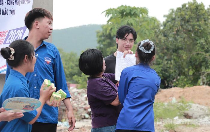 Thí sinh đầu tiên hoàn thành thi xong môn Ngữ văn tại Điểm thi trường THPT Sơn Nam. Ảnh: Trang Tâm
