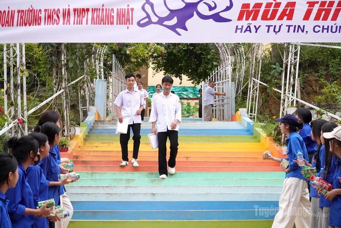 Những thí sinh hoàn thành bài thi đầu tiên tại điểm thi trường THCS và THPT Kháng Nhật. Ảnh: Khánh Trang