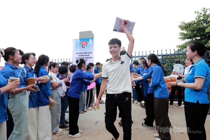 Thí sinh tại điểm thi trường THPT Sơn Nam hoàn thành môn thi Ngữ Văn. Ảnh: Trang Tâm