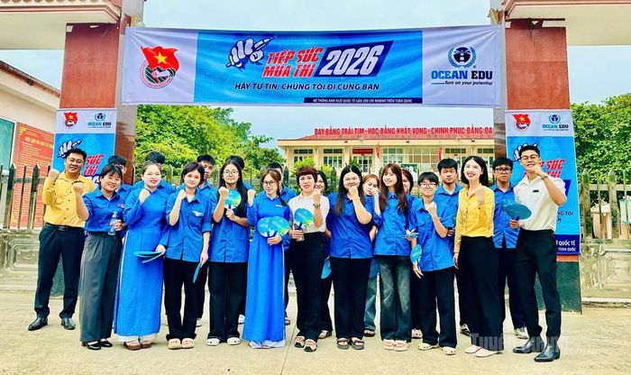 Các lực lượng hỗ trợ thí sinh tại điểm thi Trường Phổ thông Dân tộc nội trú THPT Hà Giang. Ảnh: Diệu Linh