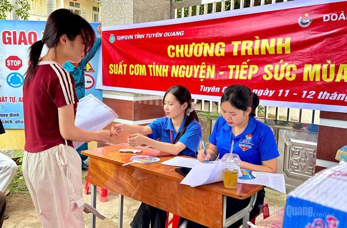 Đoàn viên, thanh niên xã Hùng An tham gia tiếp sức, phát bút cho các thí sinh.