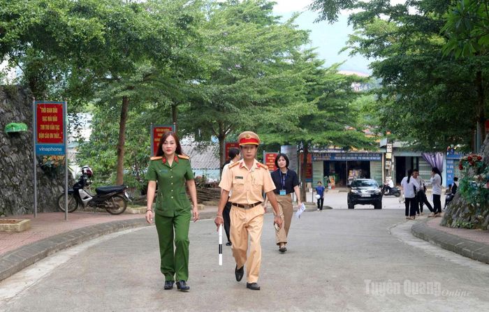 Lực lượng chức năng đã có mặt từ rất sớm tại Trường THPT Xuân Vân để hỗ trợ Kỳ thi tốt nghiệp THPT năm 2026. Ảnh: Hảo Lê