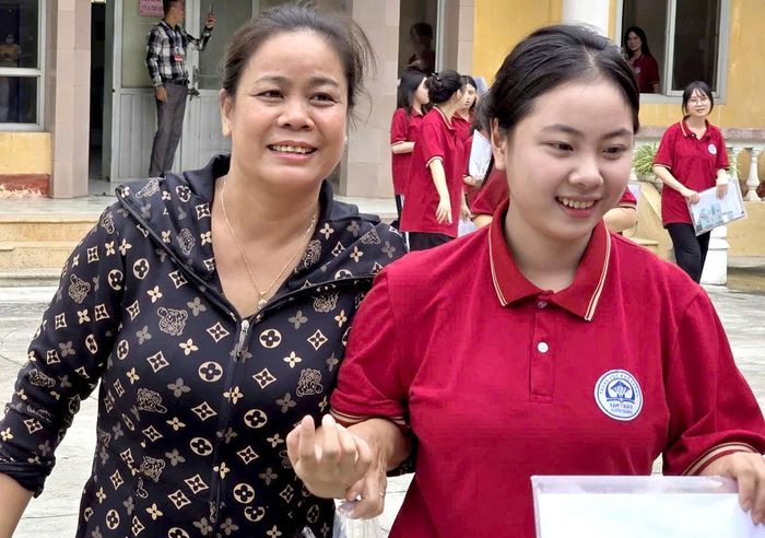 Thí sinh Trường THPT Tân Trào phấn khởi sau khi hoàn thành bài thi môn Ngữ văn. Ảnh: Huy Hoàng