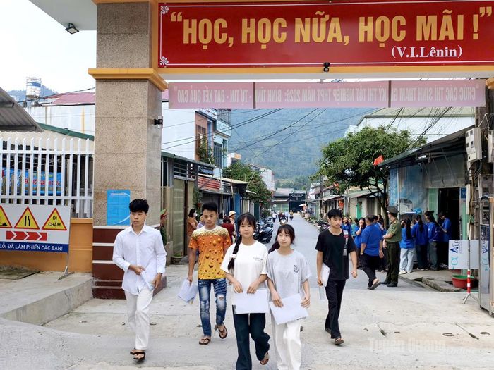 Các thí sinh tham dự Kỳ thi THPT năm 2026 tại Trường PTDT Nội trú THCS & THPT Quản Bạ, xã Quản Bạ. Ảnh: Phạm Hoan
