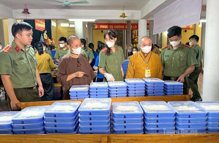 Thượng tọa Thích Thanh Phúc, Phó Trưởng Ban Trị sự Giáo hội Phật giáo Việt Nam tỉnh Tuyên Quang kiểm tra các suất ăn được nấu tại chùa An Vinh cho các thí sinh. Ảnh: Minh Thủy.