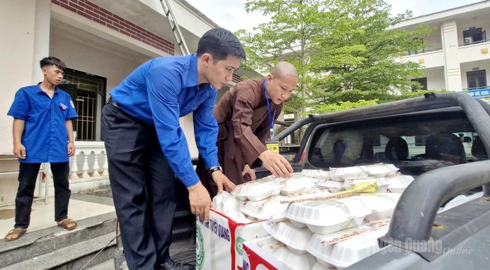 Các suất cơm miễn phí được chuyển đến các điểm thi tại các xã: Lâm Bình, Minh Quang, Thượng Lâm. Ảnh: Minh Hoa