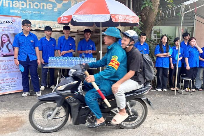 Tổ tiếp sức mùa thi phường Hà Giang 2 hỗ trợ đưa thí sinh đến điểm thi kịp thời. Ảnh: Diệu Linh