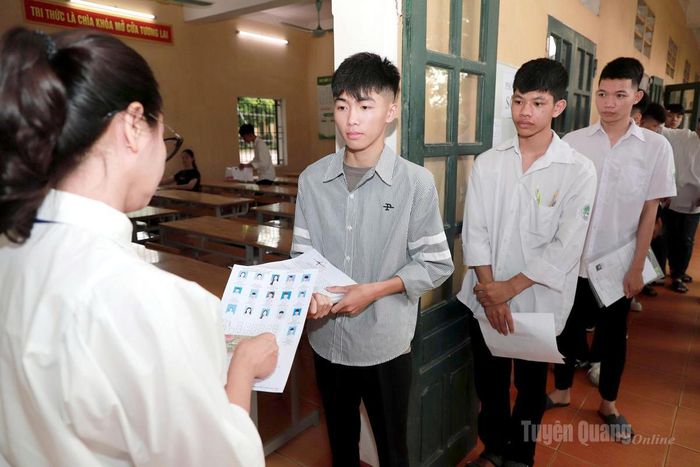 Các thí sinh kiểm tra thông tin trước khi vào phòng thi tại điểm thi trường ATK Tân Trào. Ảnh Phi Anh