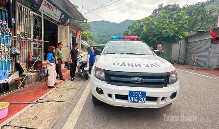 Công an xã Yên Minh kịp thời hỗ trợ thí sinh đi muộn đến điểm thi Trường THPT Yên Minh đúng giờ. Ảnh: Duy Tuấn
