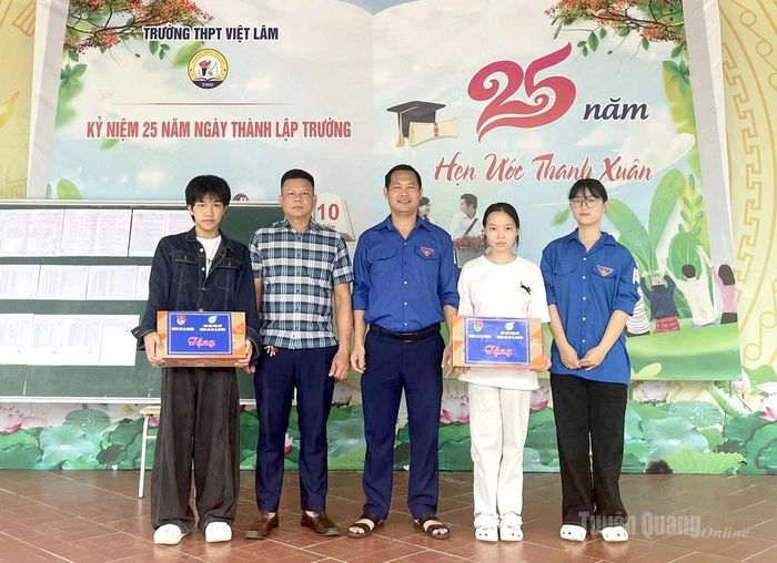 Đoàn xã Việt Lâm trao tặng quà, động viên cho các thí sinh có hoàn cảnh khó khăn.
