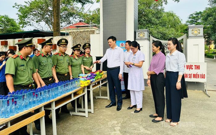 Lãnh đạo UBND phường An Tường kiểm tra công tác hỗ trợ tại điểm thi Trường THPT Nguyễn Văn Huyên. Ảnh: Hải Hương.