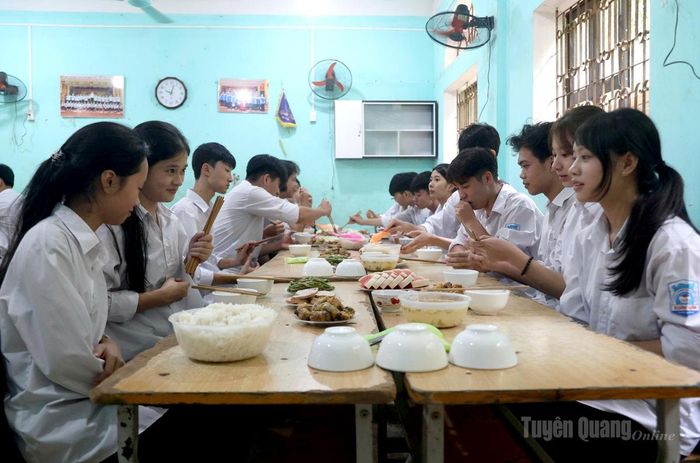 Chùa Đại Bi, xã Xuân Vân và các phật tử hỗ trợ bữa ăn trưa cho các thí sinh tại Trường THPT Xuân Vân. Ảnh: Hảo Lê