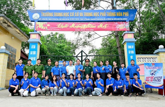 Lực lượng an ninh và đoàn viên thanh niên tham gia Tiếp sức mùa thi tại điểm thi Trường THPT Hòa Phú. Ảnh Quang Hòa