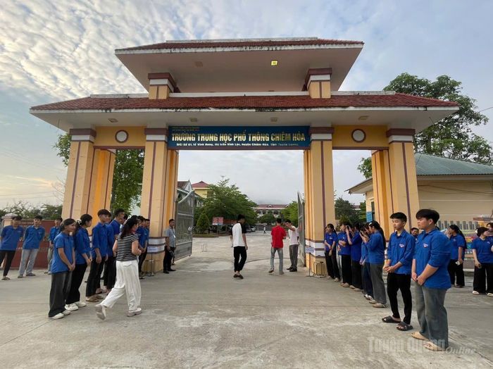 Đoàn viên thanh niên hỗ trợ thí sinh tại điểm thi Trường THPT Chiêm Hóa trong kỳ thi Tốt nghiệp THPT. Ảnh: Bàn Thanh