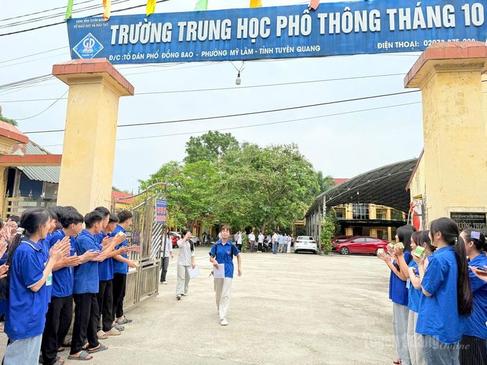 Những thí sinh đầu tiên ra khỏi phòng thi tại điểm thi Trường THPT Tháng 10, phường Mỹ Lâm. Ảnh: Thùy Lê