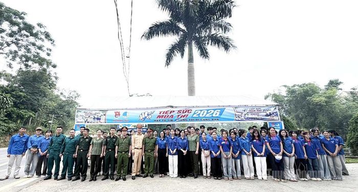 Đông đảo các lực lượng tham gia Tiếp sức mùa thi tại điểm thi Trường THCS và THPT Phương Tiến, xã Thanh Thủy. Ảnh: Trần Kế