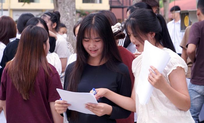 Các thí sinh điểm thi trường THPT Quản Bạ hoàn thành môn thi đầu tiên. Ảnh: Bang Phúc