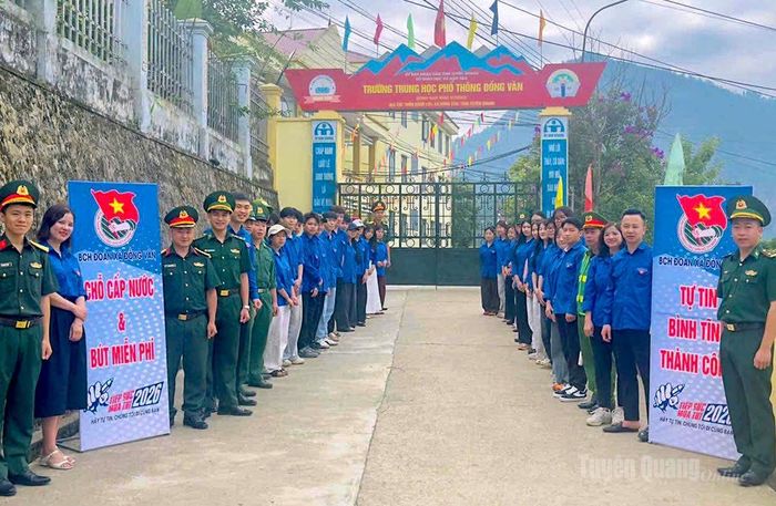 Đoàn viên, thanh niên và lực lượng vũ trang hỗ trợ thí sinh tại điểm thi Trường THPT Đồng Văn trong ngày thi đầu tiên. Ảnh: My Ly
