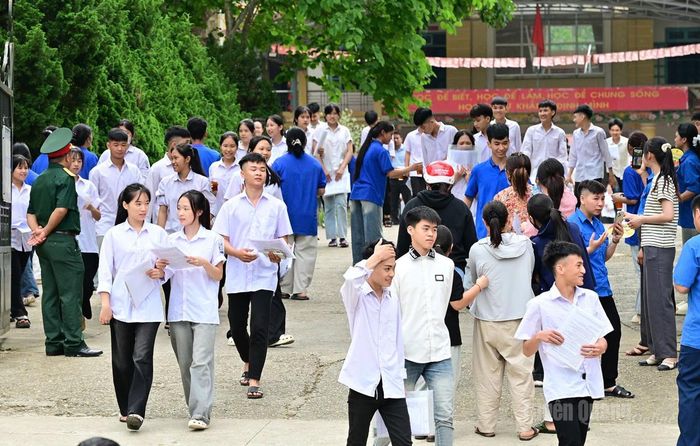 Các thí sinh sau khi hoàn thành môn Ngữ văn tại điểm thi Trường THPT Hòa Phú. Ảnh Quang Hòa