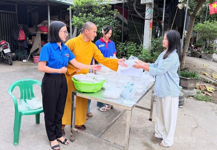 Đoàn xã Thanh Thủy hỗ trợ các suất ăn miễn phí cho thí sinh.