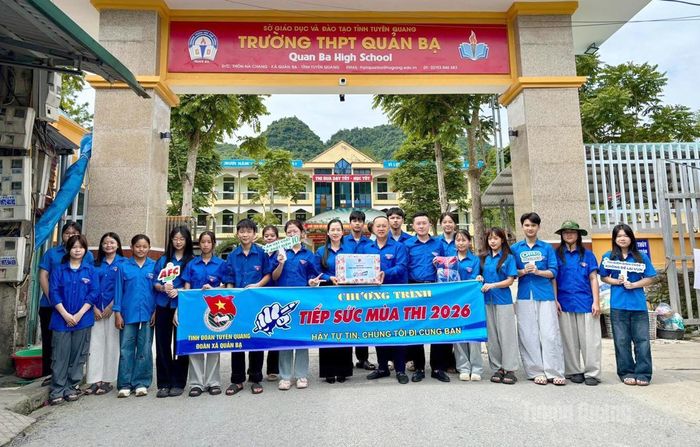 Lãnh đạo Tỉnh đoàn tặng quà đội hình tình nguyện tại Trường THPT Quản Bạ.