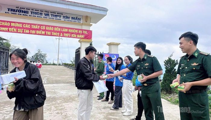 Cán bộ, chiến sĩ Đồn Biên phòng cửa khẩu Xín Mần tham gia "Tiếp sức mùa thi" tại điểm thi Trường THCS & THPT Xín Mần. Ảnh: Văn Long