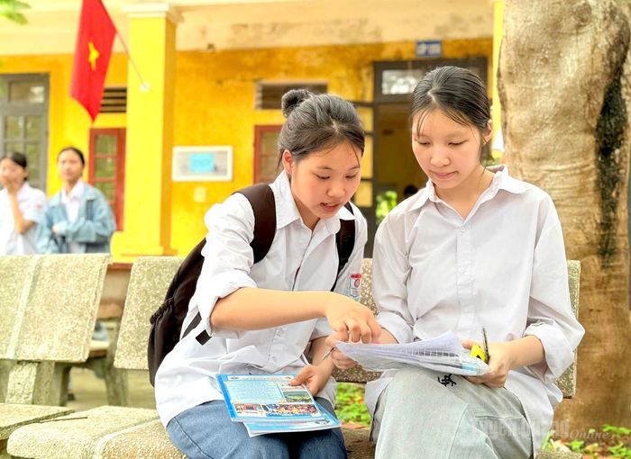 Thí sinh tại điểm thi trường THPT Tháng 10 trao đổi sau môn thi đầu tiên. Ảnh: Thùy Lê