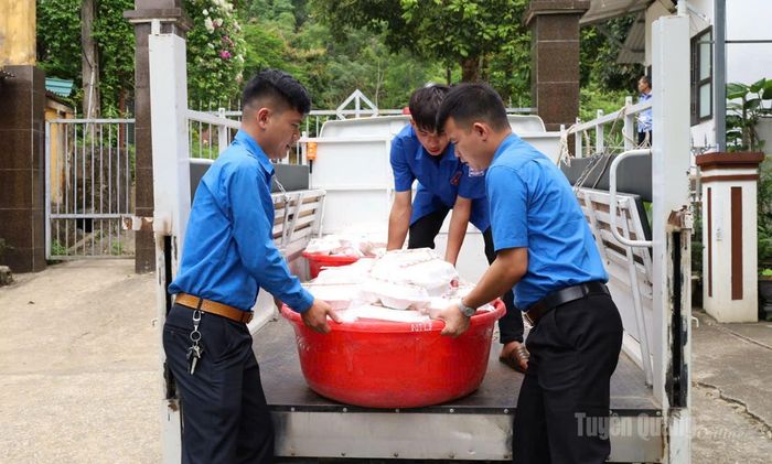 Lực lượng Đoàn thanh niên xã Thượng Lâm tiếp nhận các suất cơm miễn phí tại điểm thi trường THCS và THPT Thượng Lâm. Ảnh: Như Quỳnh