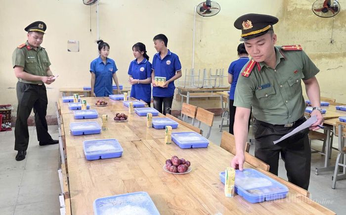 Các lực lượng tình nguyện tham gia Chương trình "Tiếp sức mùa thi" chuẩn bị bữa trưa miễn phí cho các thí sinh tại Trung tâm Giáo dục thường xuyên Tuyên Quang. Ảnh: Huy Hoàng