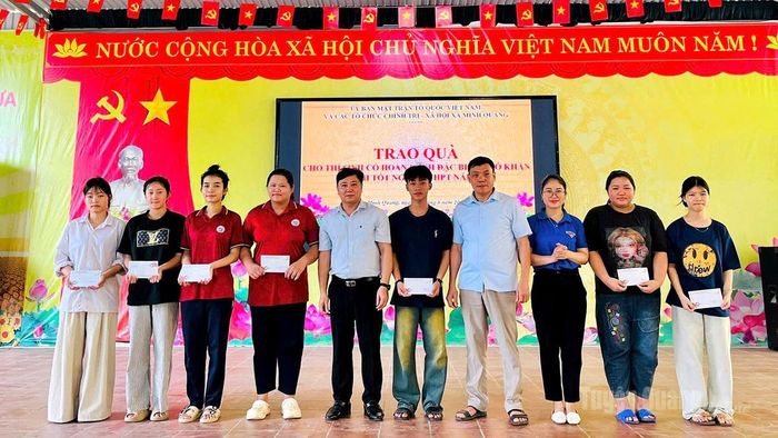 Ủy ban MTTQ và các tổ chức chính trị - xã hội xã Minh Quang tặng quà cho học sinh có hoàn cảnh khó khăn trước Kỳ thi tốt nghiệp THPT năm 2026.