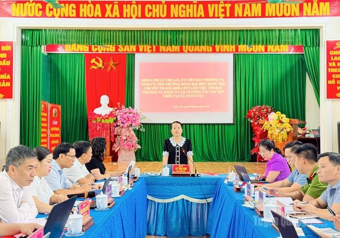 Đồng chí Lý Thị Lan làm việc với Ban Thường vụ Đảng ủy xã Xuân Vân.