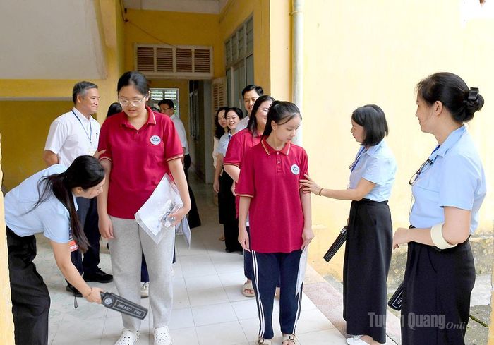 Sử dụng thiết bị quét an ninh đối với các thí sinh trước khi vào điểm thi tại Trường THPT Tân Trào, phường Minh Xuân.