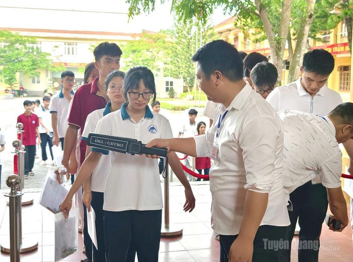 62/62 điểm thi trên địa bàn tỉnh Tuyên Quang đều sử dụng thiết bị quét an ninh nhằm tăng cường phòng chống gian lận thi cử bằng thiết bị công nghệ cao.